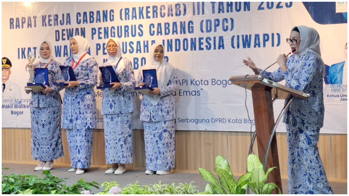 Ketua IWAPI Kota Bogor, Dhany Rose saat memberikan penghargaan bagi ranting serta anggota yang dinilai berprestasi sepanjang tahun.