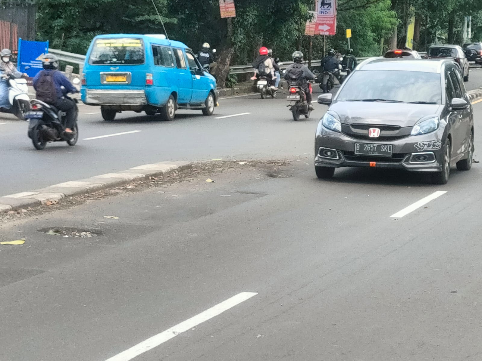 Kondisi salah satu titik jalan berlubang di Jalan Raya Jakarta Bogor, Kota Depok.