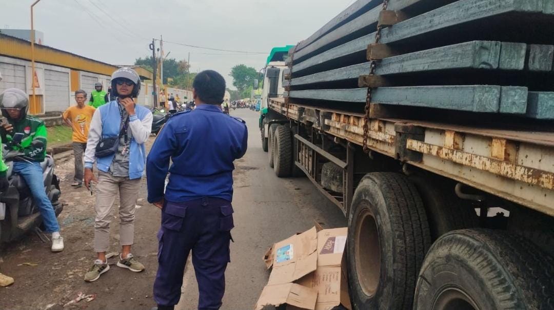 Kecelakaan lalu lintas di Kecamatan Cileungsi, Kabupaten Bogor yang mengakibatkan driver ojek online meninggal dunia, Selasa 9 Desember 2025.