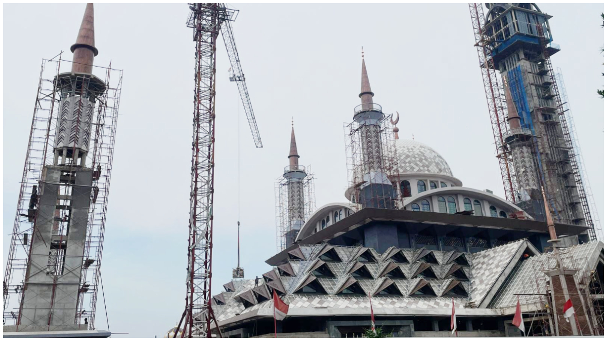 Progres pembangunan Masjid Raya Nurul Wathon Kabupaten Bogor yang kini sudah memasuki tahap akhir.