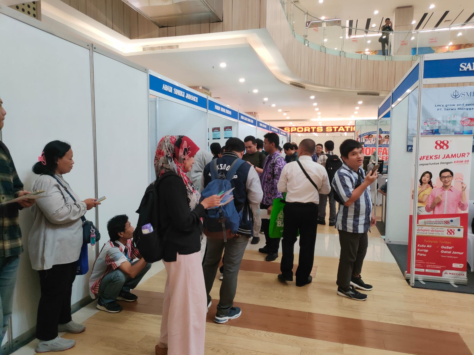 Suasana Jobfair di Cimanggis City Mall Depok.