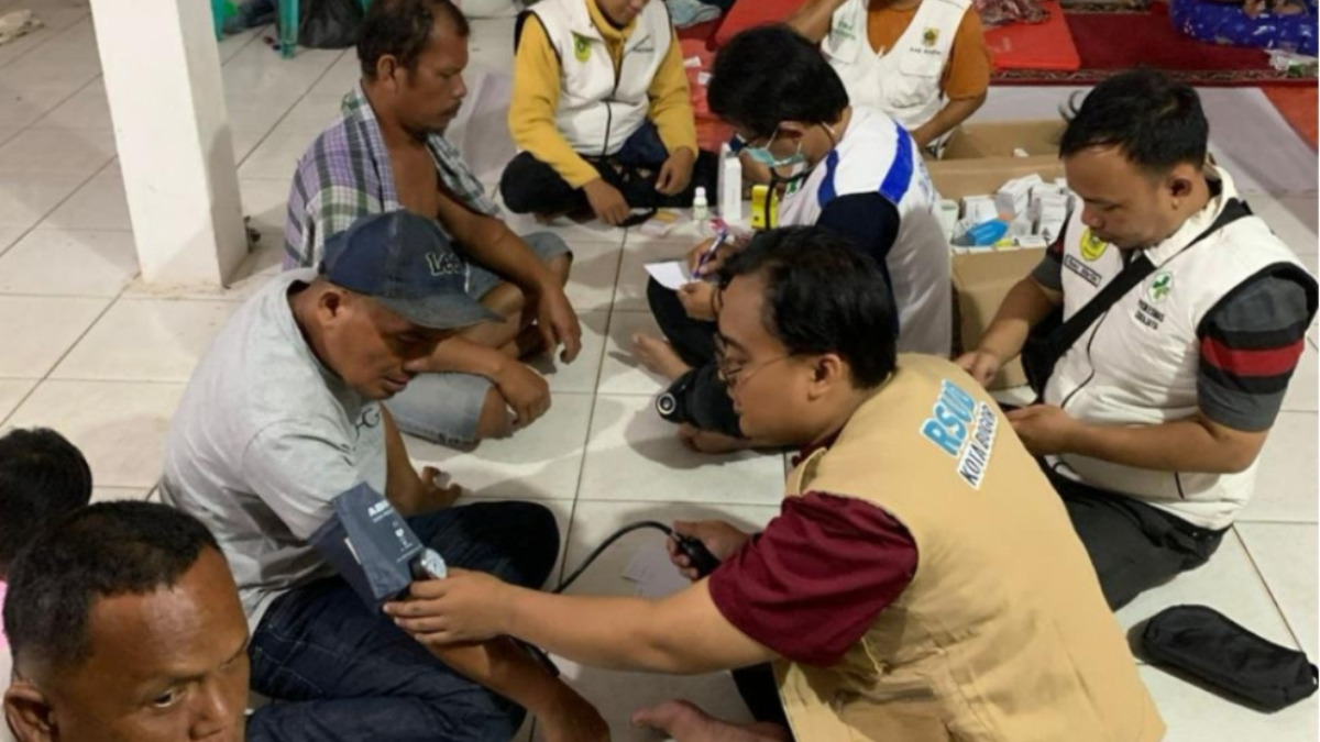 Tim medis dari RSUD Kota Bogor mengobati pasien di Sumatera.