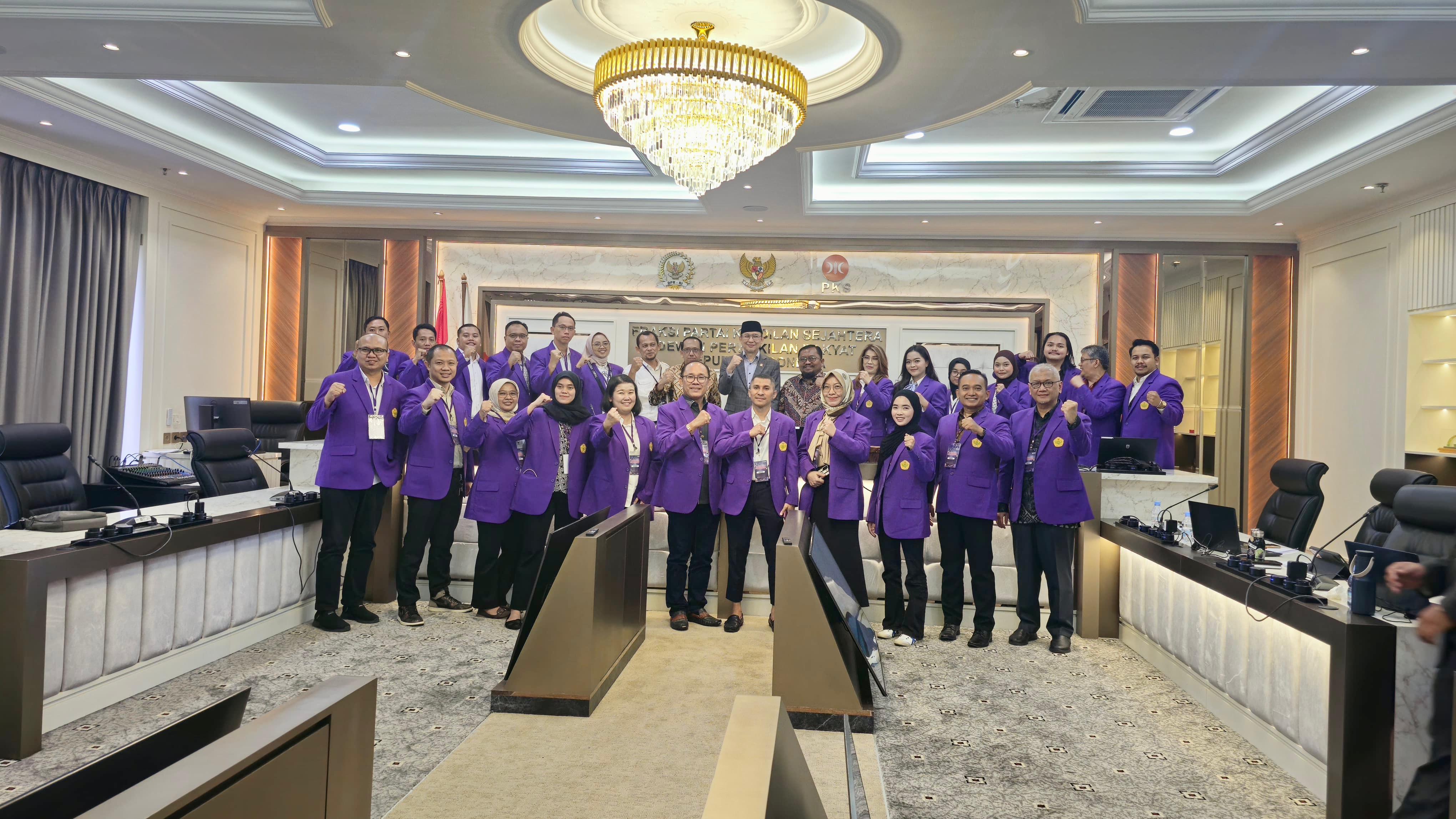 Para mahasiswa Prodi Ilmu Hukum Sekolah Pascasarjana Unpak melakukan kunjungan ke DPR RI.
