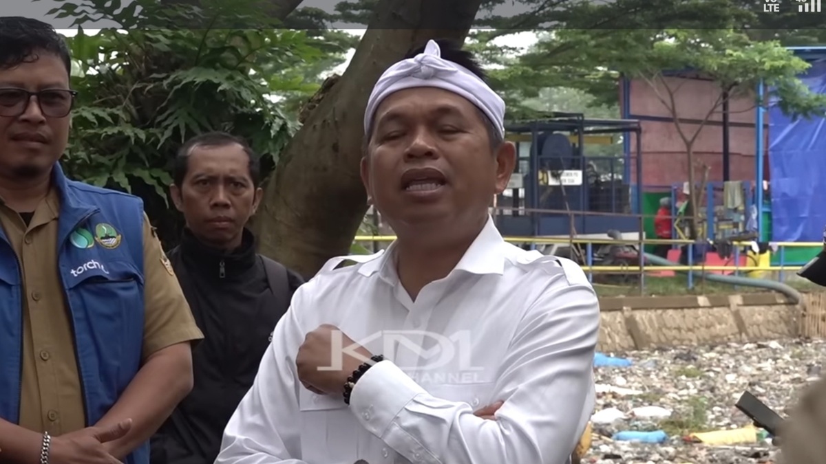 Gubernur Jawa Barat Dedi Mulyadi saat meninjau banjir di wilayah Kabupaten Bandung.