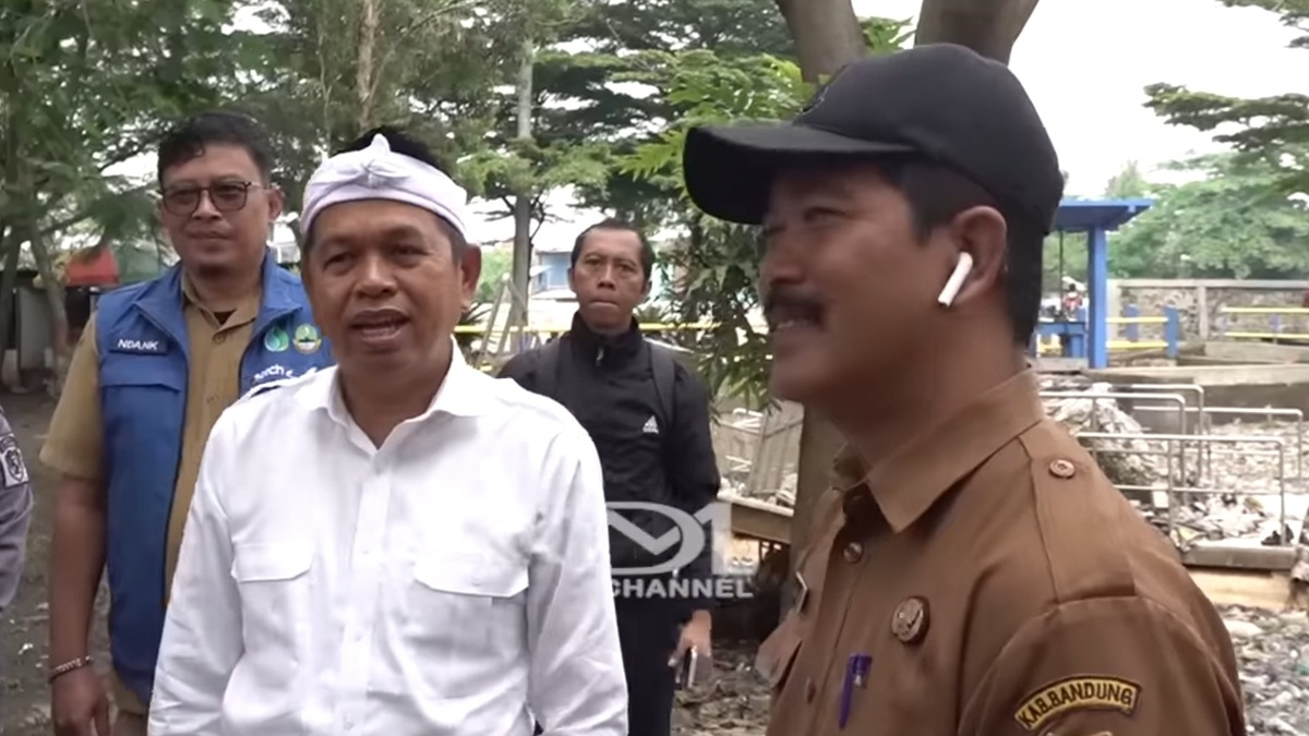 Gubernur Jawa Barat Dedi Mulyadi saat meninjau banjir di wilayah Kabupaten Bandung.
