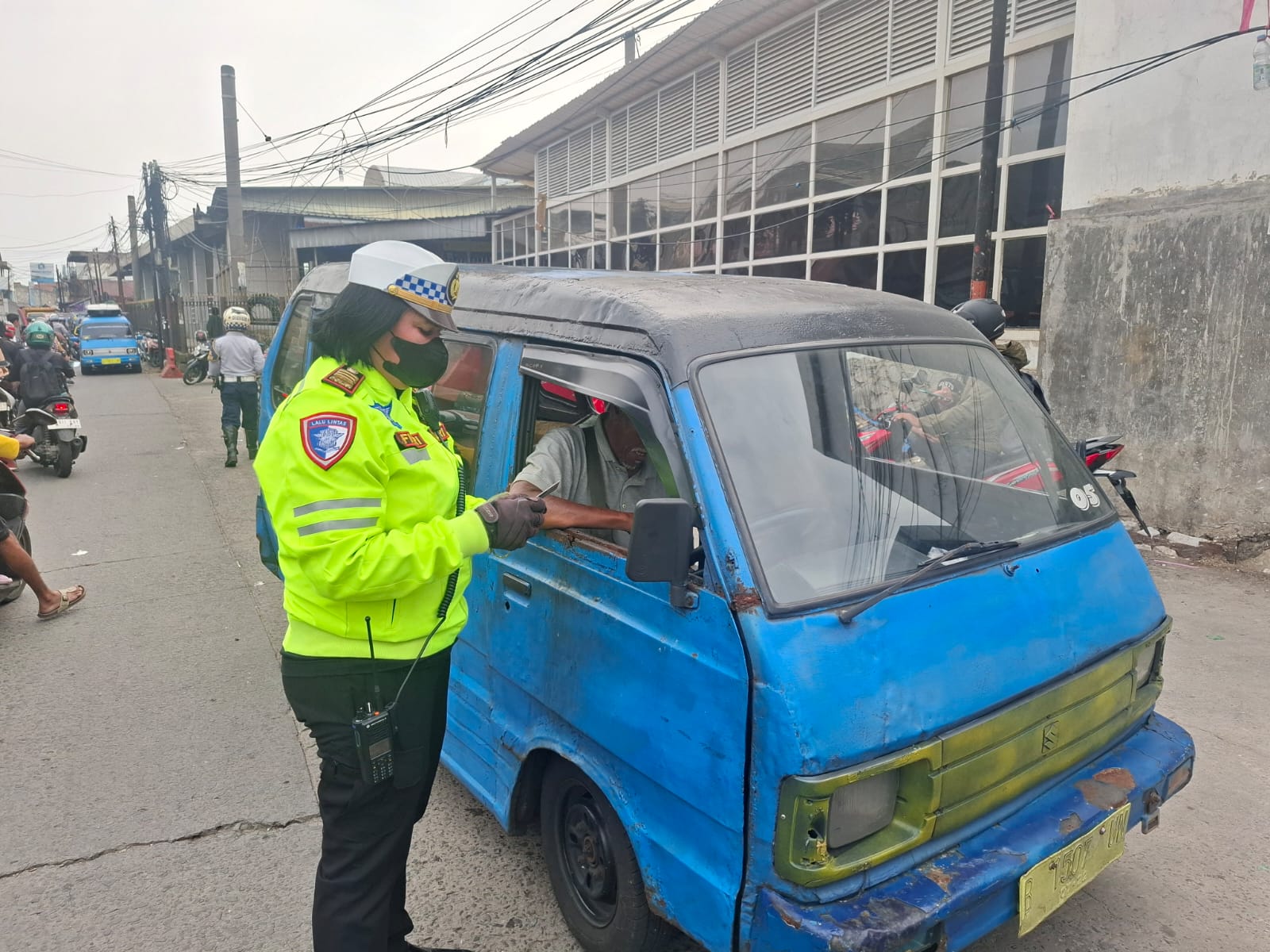 Sejumlah angkot yang ngetem di depan Stasiun Citayam, ditertibkan polisi dan Dishub Kota Depok, Rabu 10 Desember 2025.