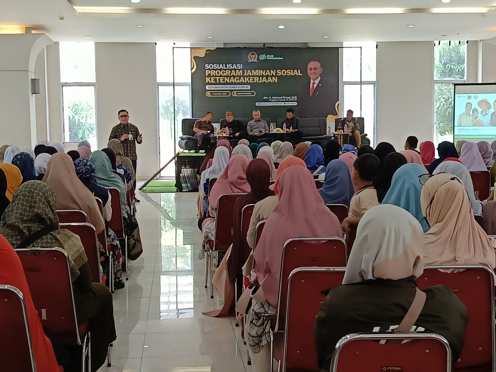 BPJS Ketenagakerjaan Cabang Bogor Cileungsi mendampingi anggota DPR RI Komisi IX Achmad Ruhiyat saat turun ke lapangan mengadakan sosialisasi di enam titik di Kabupaten Bogor.