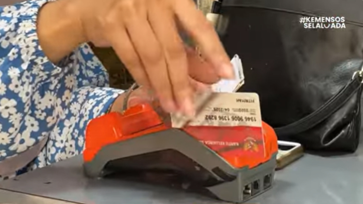 Ilustrasi: Penyaluran bantuan sosial (bansos) kepada para penerima manfaat atau KPM.