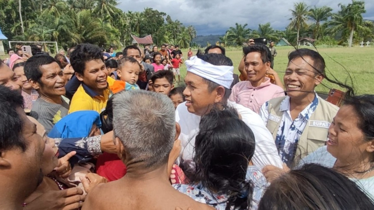 Gubernur Jawa Barat, Dedi Mulyadi, menyapa warga Jabar yang terdampak bencana banjir dan longsor di Sumatera.