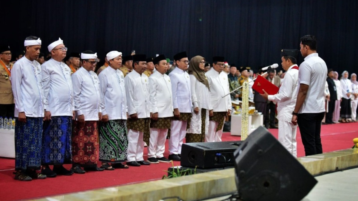 Gubernur Jawa Barat Dedi Mulyadi saat memimpin Apel Peringatan Hari Guru Nasional Tingkat Provinsi Jawa Barat Tahun 2025 di Balairung Rudini, IPDN.