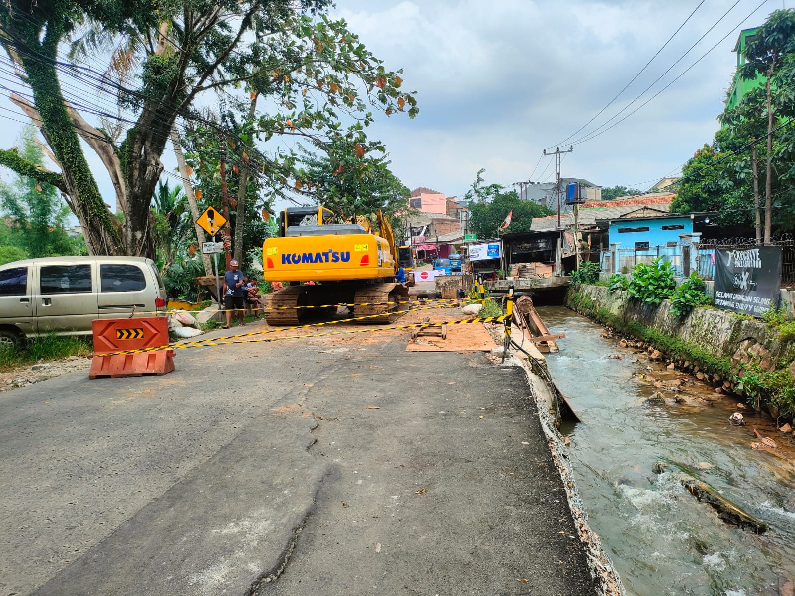 Jalan Pitara Raya, Kota Depok, yang ambles dan baru sebulan diperbaiki, kini kembali rusak dan dalam proses perbaikan Kembali.