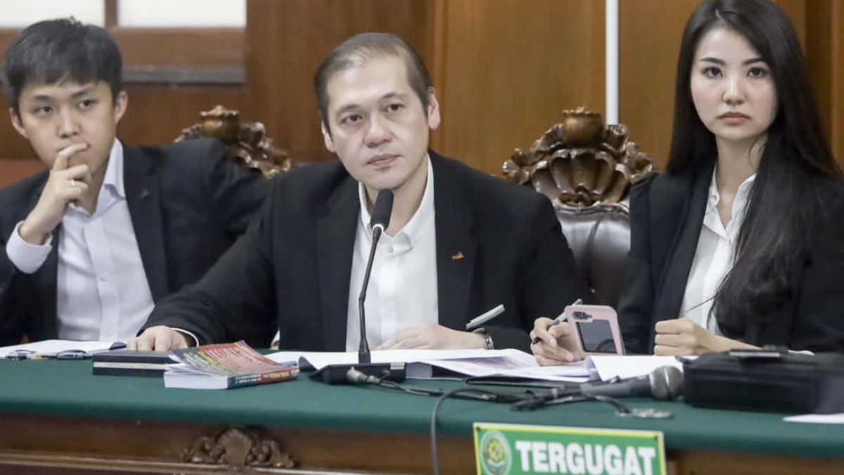 Pengacara PT Jawa Pos E.L. Sajogo (tengah) dalam sidang di Pengadilan Negeri Surabaya, Jawa Timur.