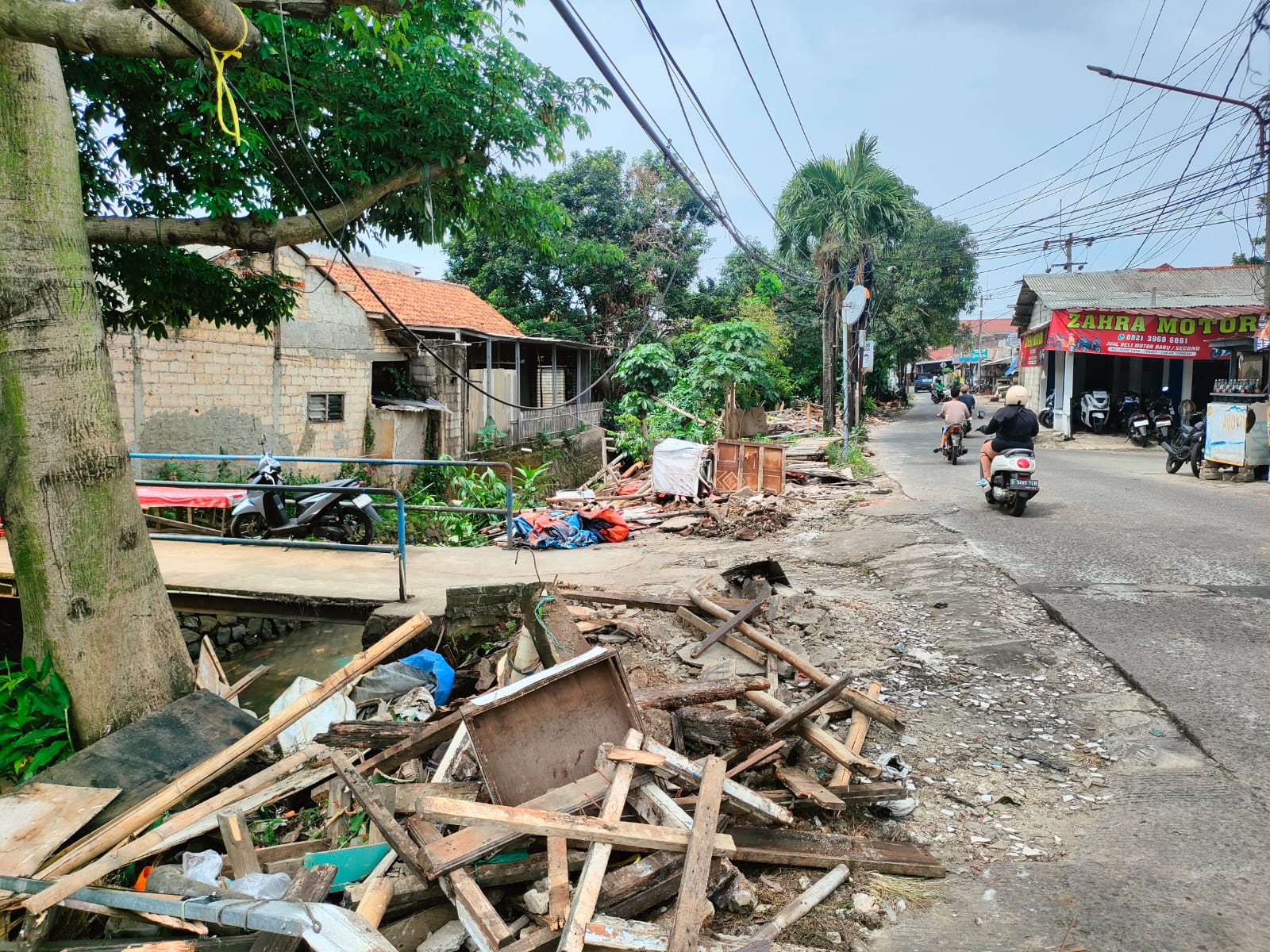 Lapak PKL dan Bangli di Jalan Kali Licin Depok yang dibongkar Satpol PP Kota Depok, Rabu 10 Desember 2025.