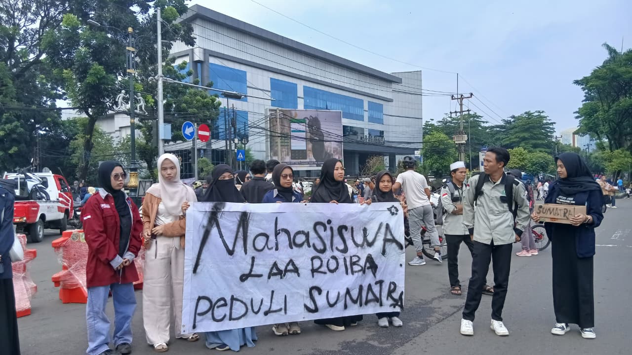 Mahasiswa IAIN Laa Roiba galang dana di Jalan Tegar Beriman, Kecamatan Cibinong, Kabupaten Bogor.