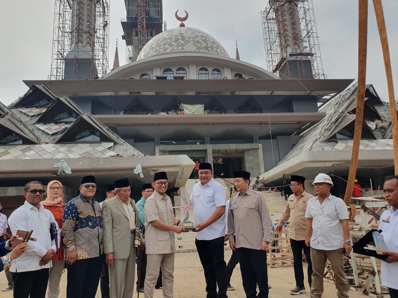 Wakil Menteri Haji dan Umrah bersama Bupati Bogor usai meninjau Masjid Raya Nurul Wathon.