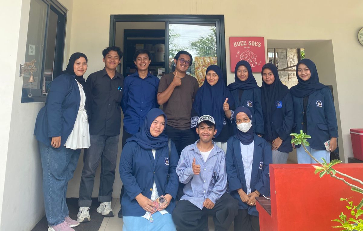 Para mahasiswa ITB Vinus Bogor berfoto bersama di KOEE SOES NO. 1017