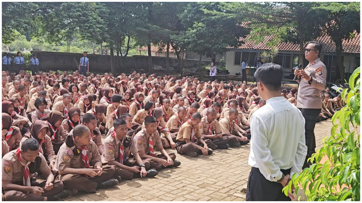 Kapolsek Cimanggis Kompol Jupriono saat memberikan pengarahan kepada siswa siswi SMKN 4 Kota Depok.