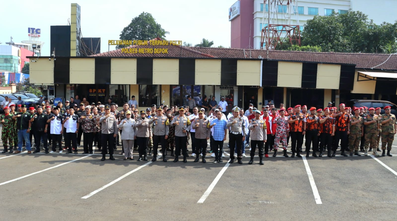 Sejumlah ormas dikumpulkan Kapolres Metro Depok Kombes Pol Abdul Waras di lapangan Mapolres Metro Depok, Rabu 10 Desember 2025.