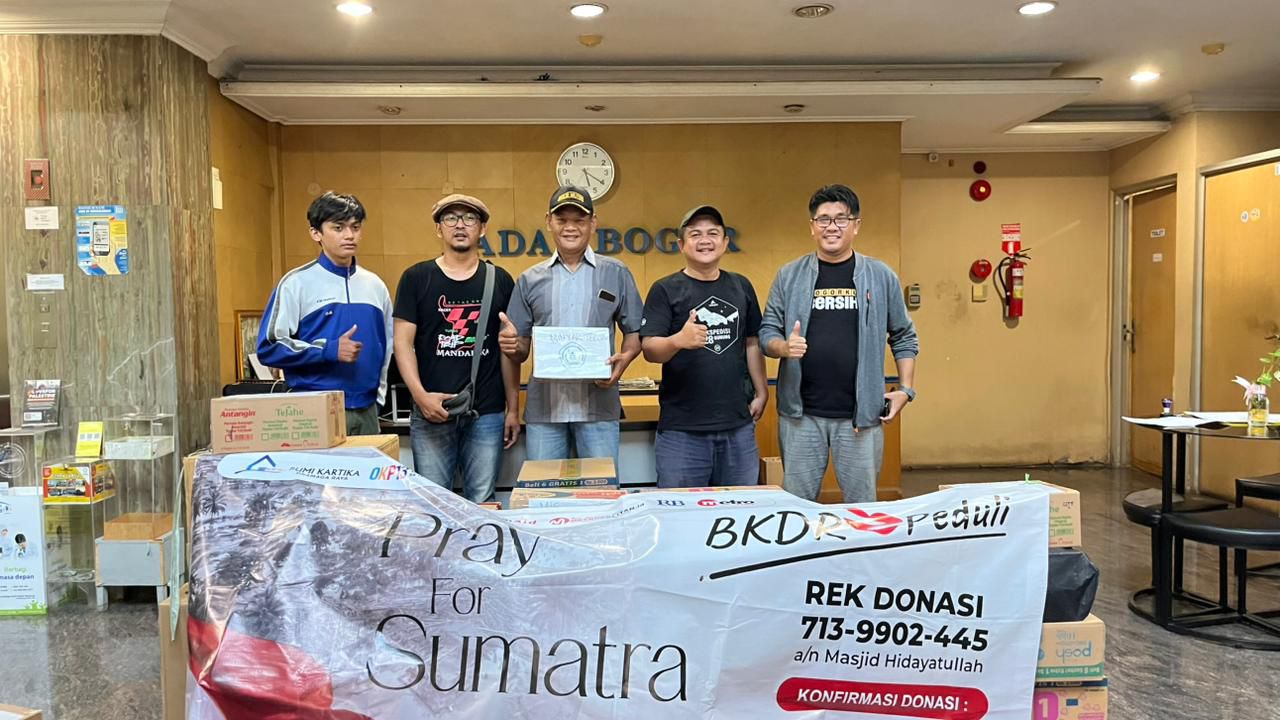 Tim BKDR Peduli saat menyalurkan bantuan logistik ke Radar Bogor, Rabu 10 Desember 2025.