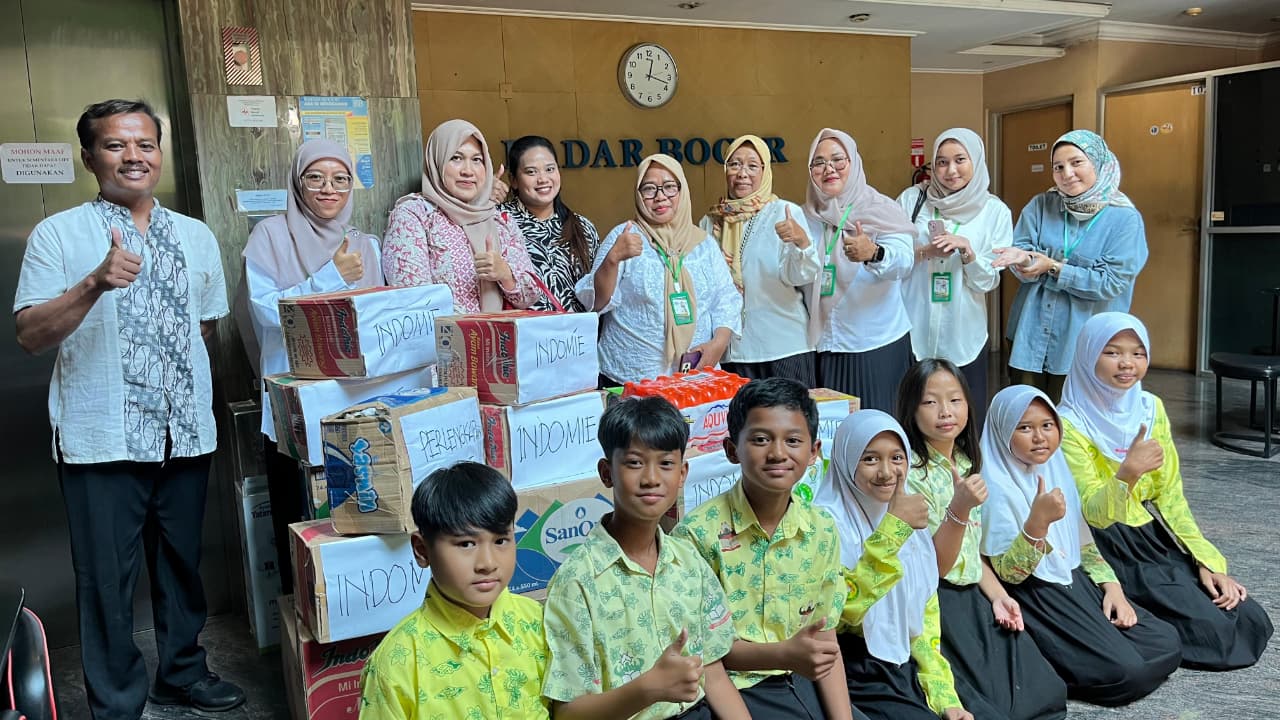 SDS Kartika XI-8 saat menyalurkan bantuan donasi untuk korban bencana alam di Graha Pena Radar Bogor.