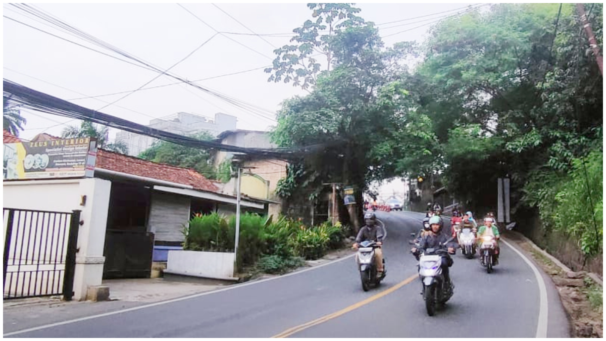 Suasana lalu lintas di ruas Jalan Sawangan Kota Depok.
