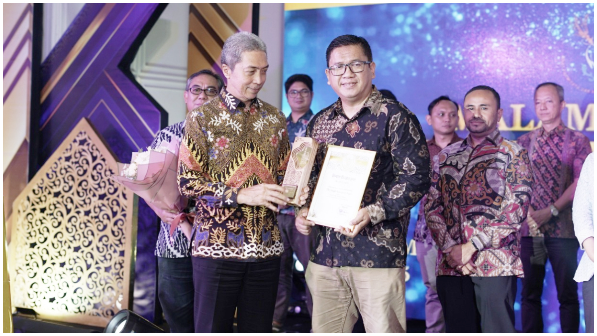 Wali Kota Bogor, Dedie Rachim, saat menyerahkan penghargaan kepada General Manager The Jungle, Zakky Afifi.