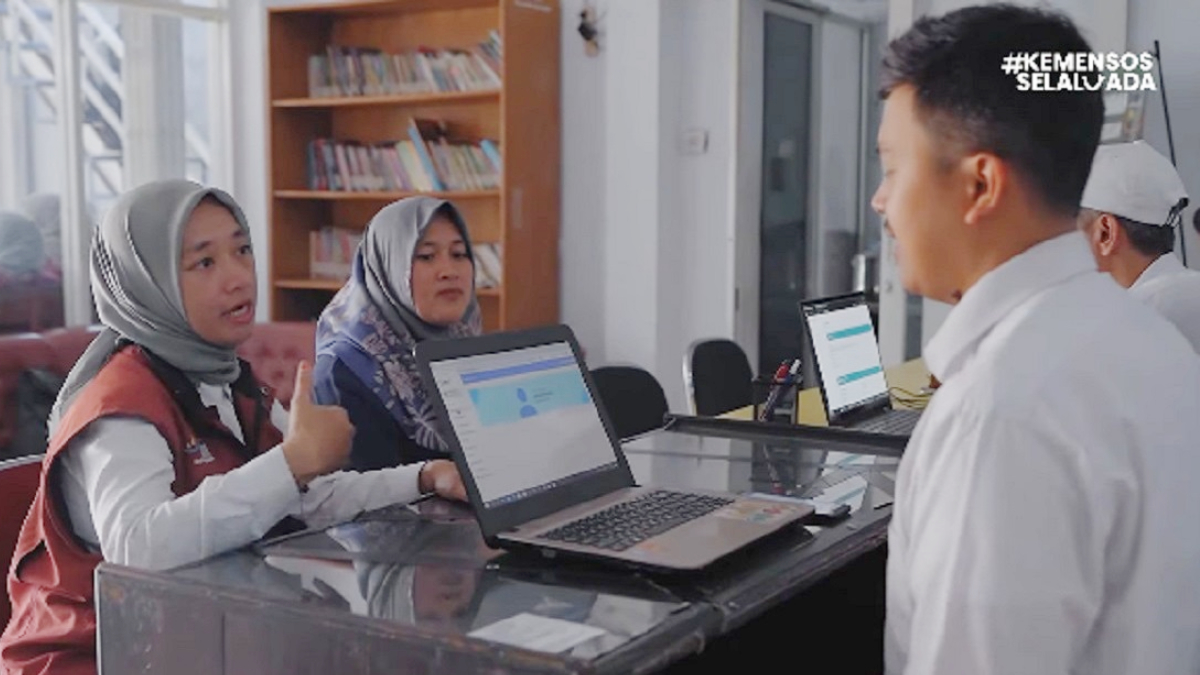 Ilustrasi: Penyaluran bantuan sosial (bansos) kepada para penerima manfaat atau KPM.