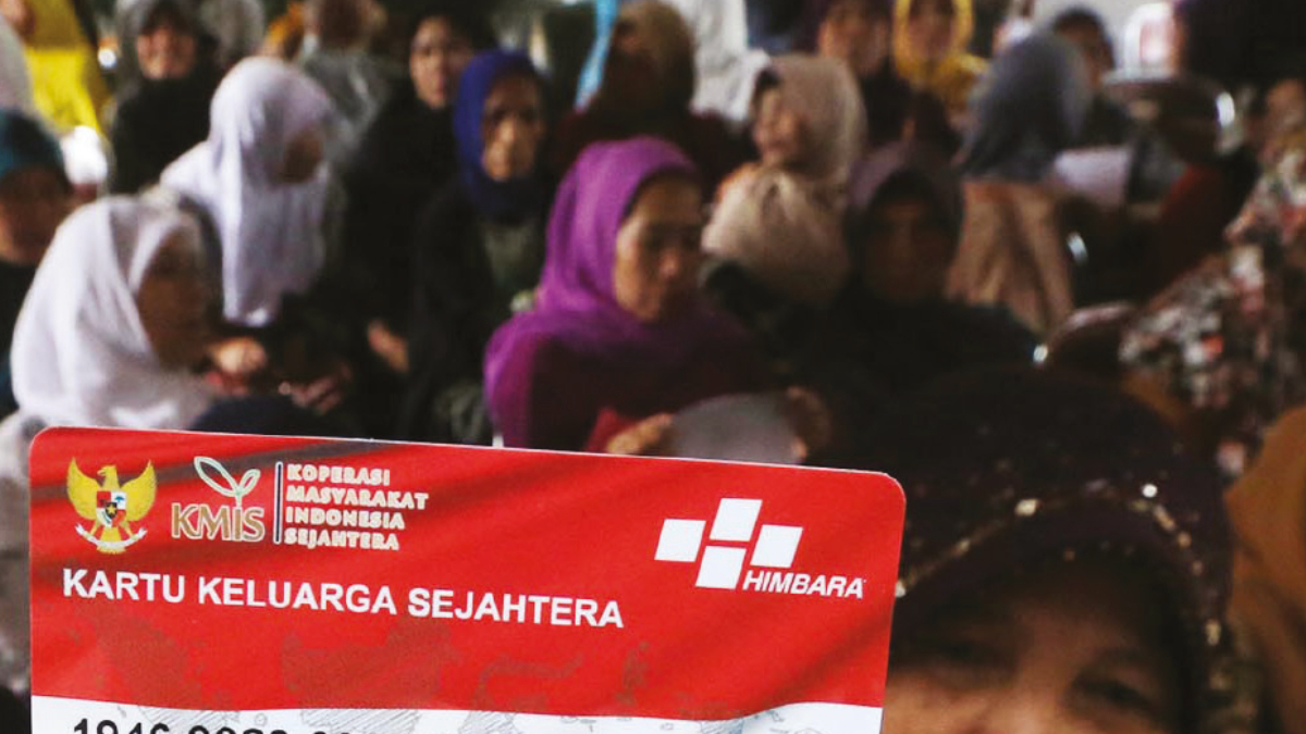 Ilustrasi: Masyarakat penerima bantuan sosial (bansos) memperlihatkan kartu keluarga sejahtera atau KKS.