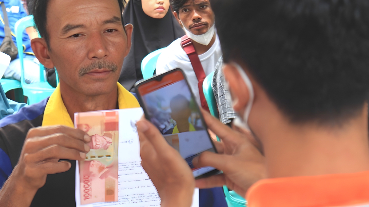 Ilustrasi: Penyaluran bantuan sosial (bansos) kepada para penerima manfaat atau KPM.
