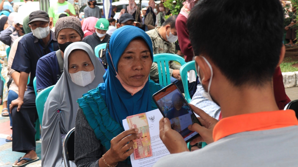 Ilustrasi: Penyaluran bantuan sosial (bansos) kepada para penerima manfaat atau KPM.