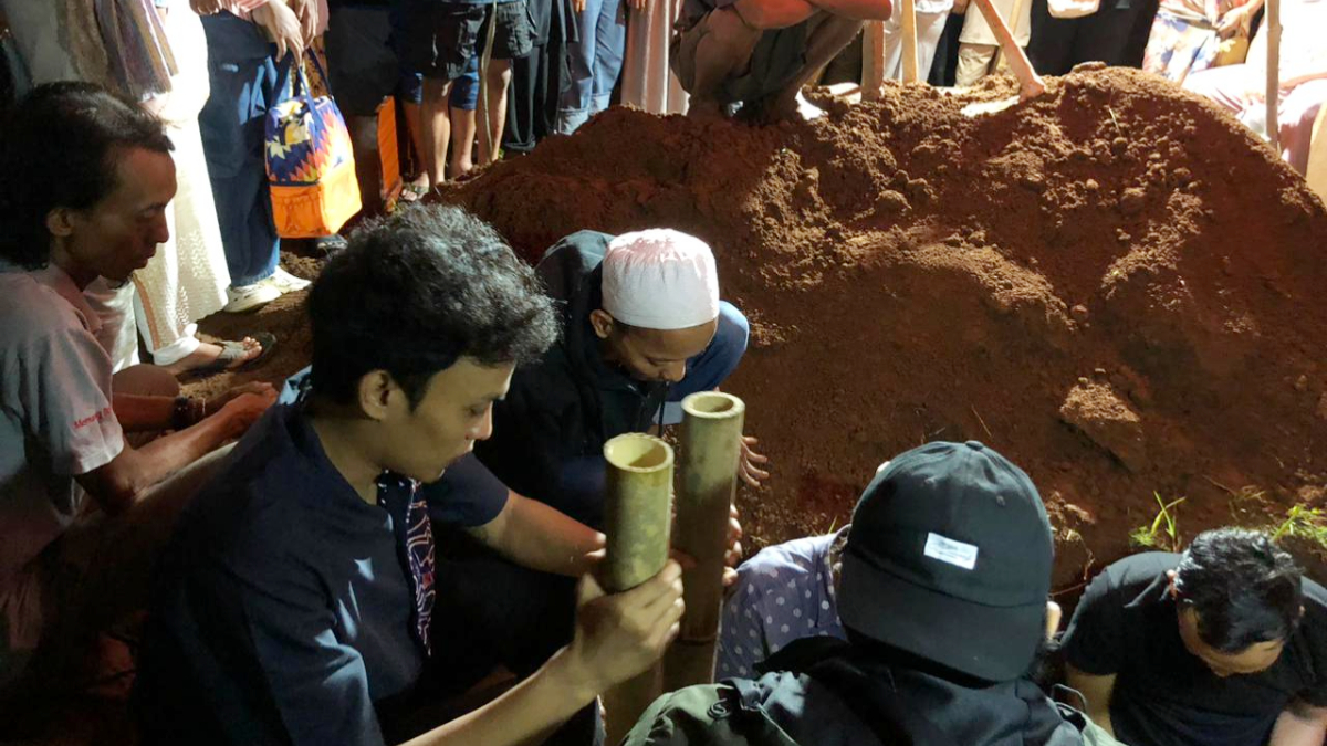 Suasana pemakaman Sendy Wijaya, salah satu korban kebakaran Terra Drone  di Tanah Sareal, Kota Bogor, Rabu, 10 Desember 2025 malam.