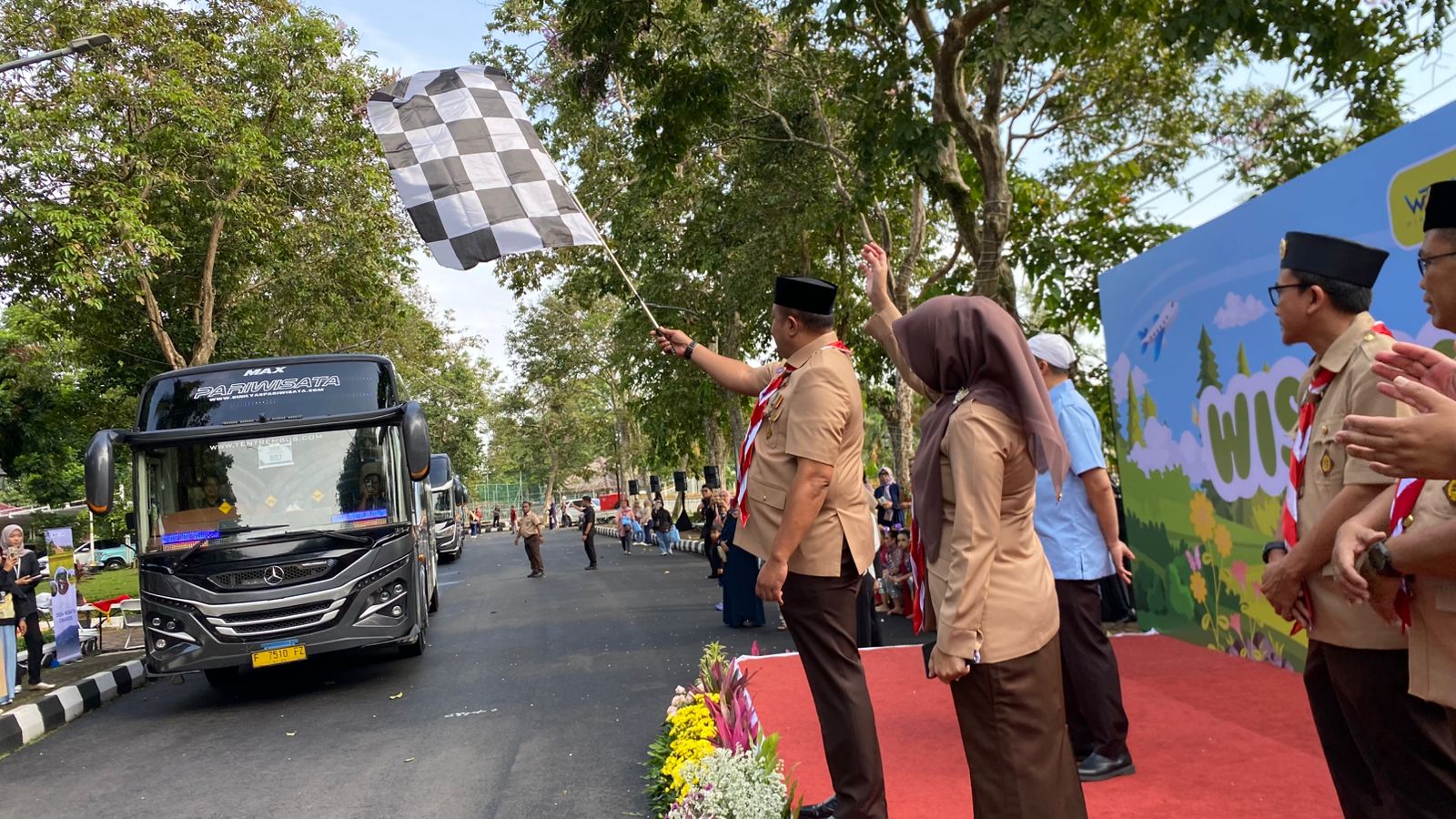 Bupati Rudy Susmanto saat melepas ratusan siswa berkunjung ke desa wisata dalam program wisata edukatif.