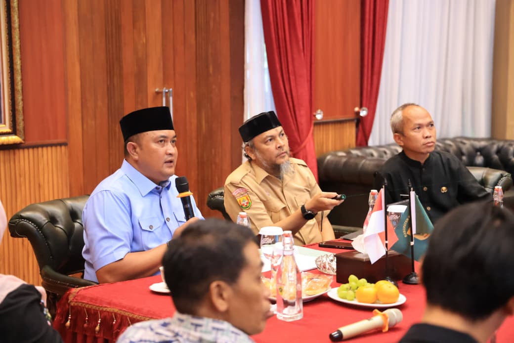 Pemkan Bogor rapat pelaksanaan program satu kecamatan satu hutan kota di Aula Soekarno-Hatta, Cibinong, Kabupaten Bogor, Kamis 11 Desember 2025.
