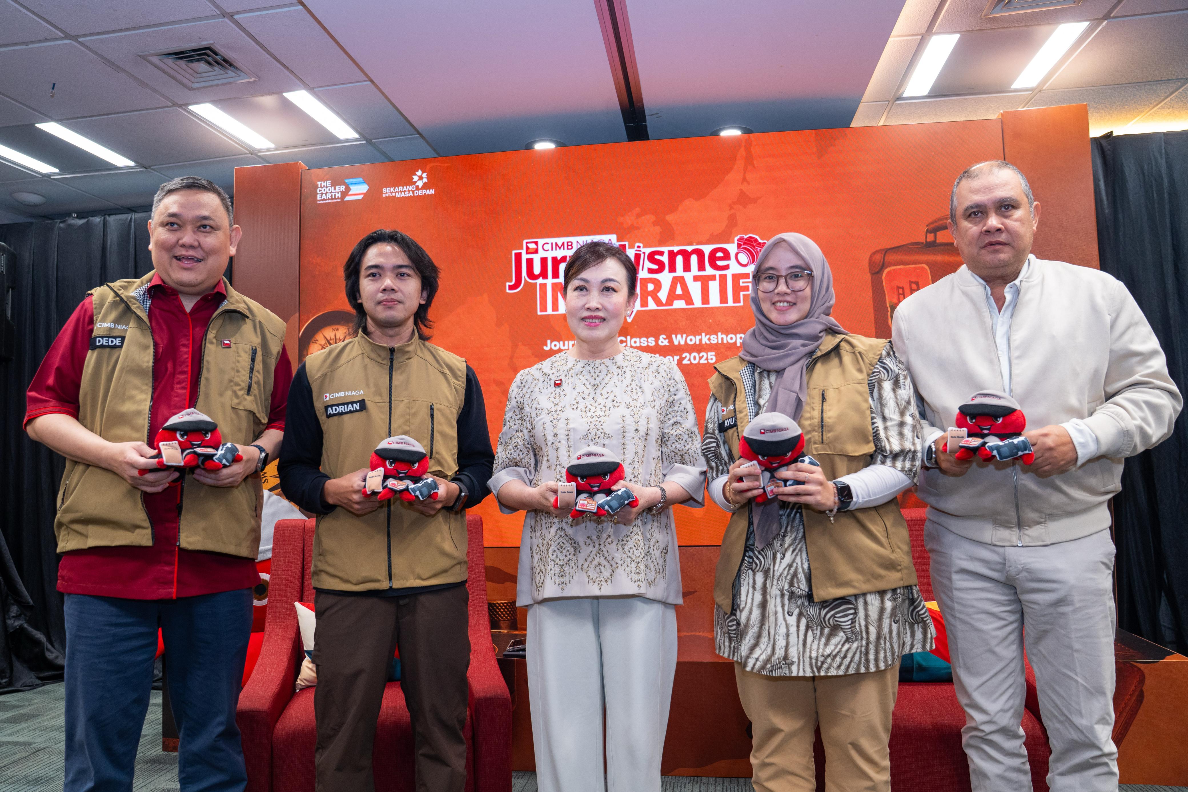 Presiden Direktur & CEO CIMB Niaga Lani Darmawan (tengah) bersama Direktur Consumer Banking CIMB Niaga Noviady Wahyudi (kiri) dan Direktur Syariah Banking CIMB Niaga Pandji P. Djajanegara.