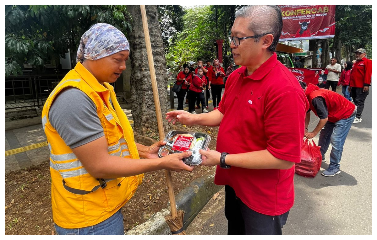 Ketua DPC PDI Perjuangan Kota Bogor, Dadang Iskandar Danubrata, memberikan makanan bergizi yang kemudian dibagikan kepada para tenaga kebersihan.