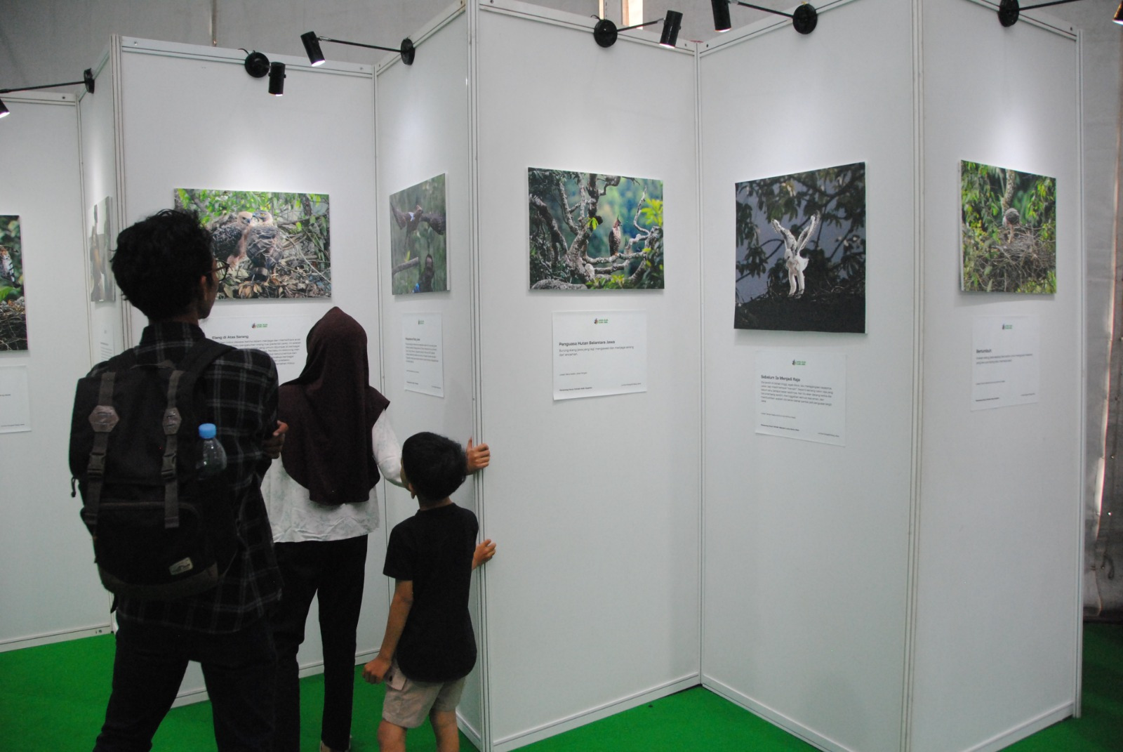 PAMERAN: Pengunjung saat menikmati pameran Konservasi Spesies Penting Jawa&ndash;Bali yang berlangsung pada 11&ndash;12 Desember 2025 di Halaman Parkir Mal Botani Square.