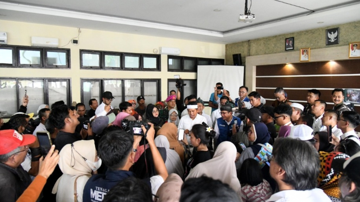 Gubernur Jawa Barat, Dedi Mulyadi, berdialog dengan sejumlah warga Bojongsoang