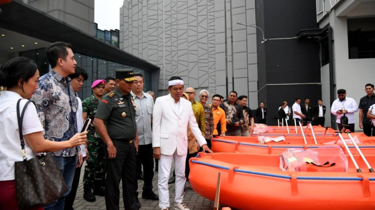 Gubernur Jawa Barat Dedi Mulyadi melihat-lihat perahu HDPE bantuan dari Kodam Siliwangi