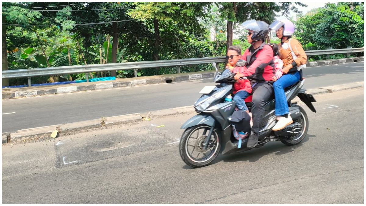 Pengendara sepeda motor saat mencoba menghindari lubang di jalan Raya Jakarta Bogor Kamsi 11 Desember 2025.