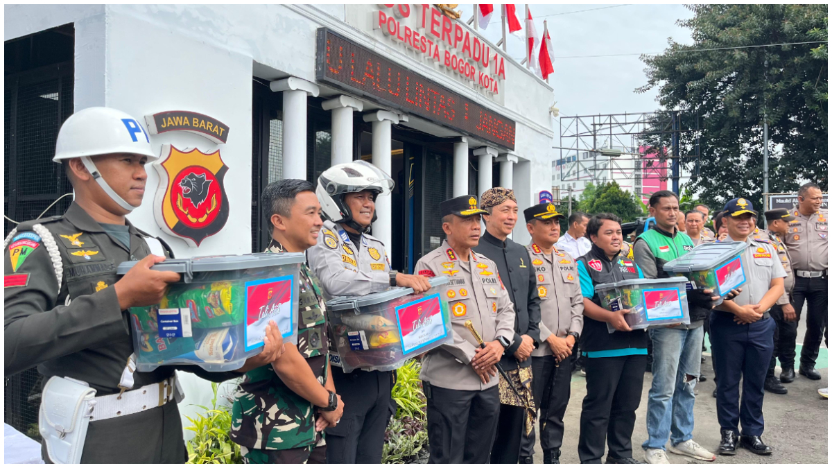 Kapolda Jabar Irjen Pol Rudi Setiawan (tengah) saat meninjau langsung kesiapan pengamanan Nataru 2025 di Kota Bogor.