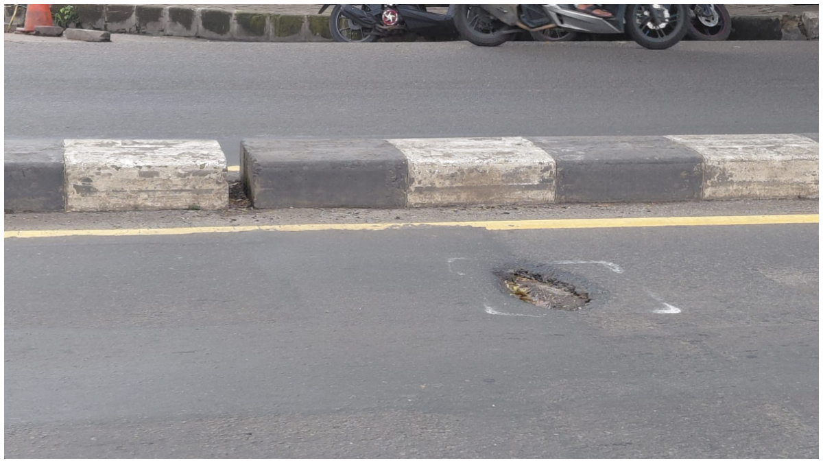 Sejumlah lubang di Jalan Raya Jakarta Bogor diberi tanda menggunakan cat semprot.