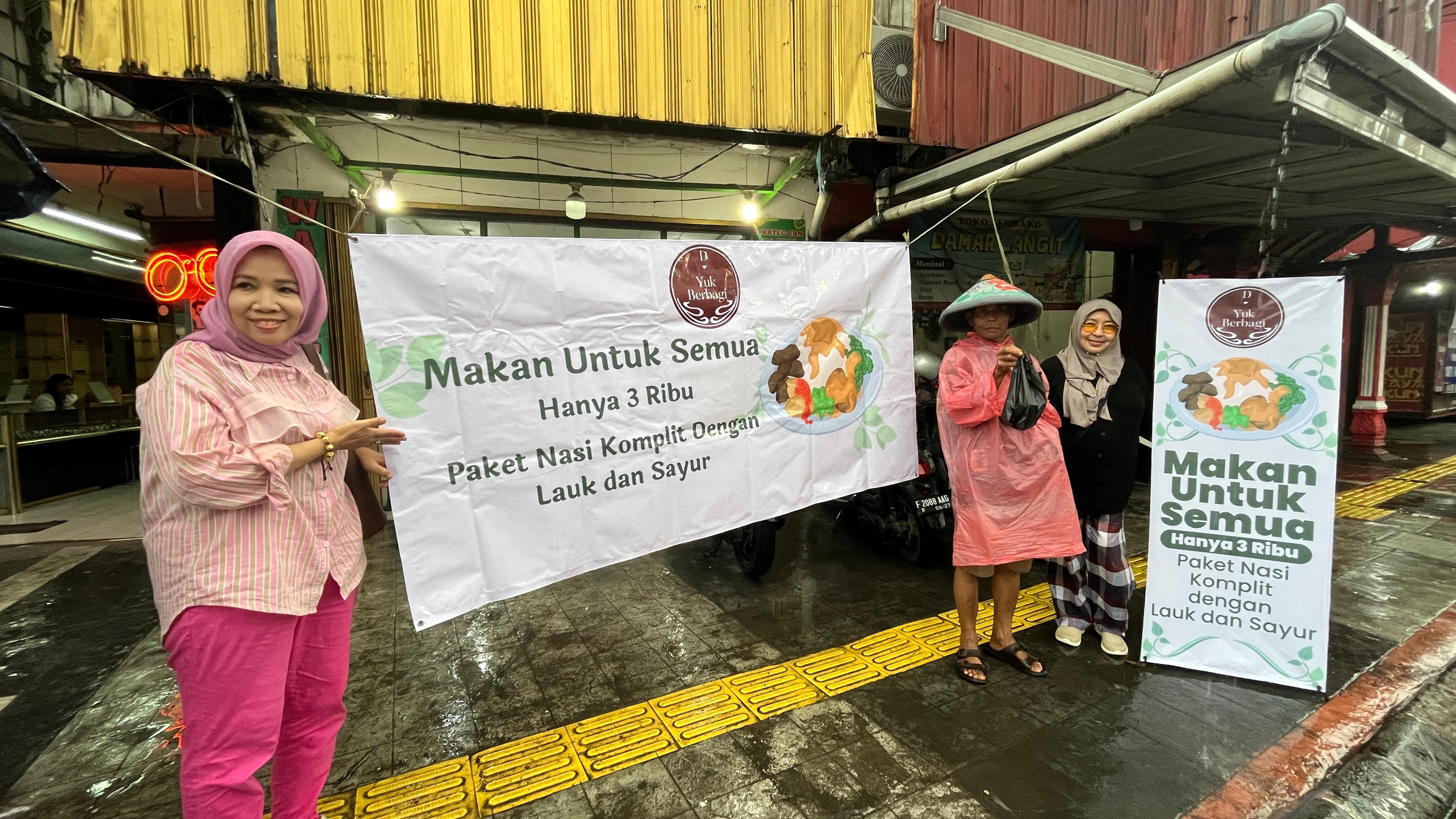 Sejumlah warga saat memanfaatkan program subsidi makanan komplit yang dilakukan Majlis Taklim As Syifa.