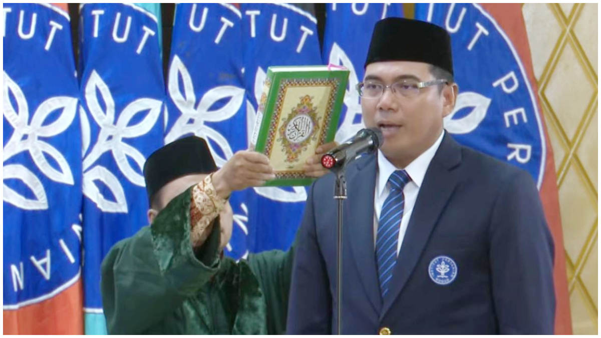 Dr Alim Setiawan saat dilantik menjadi Rektor&nbsp;IPB University.