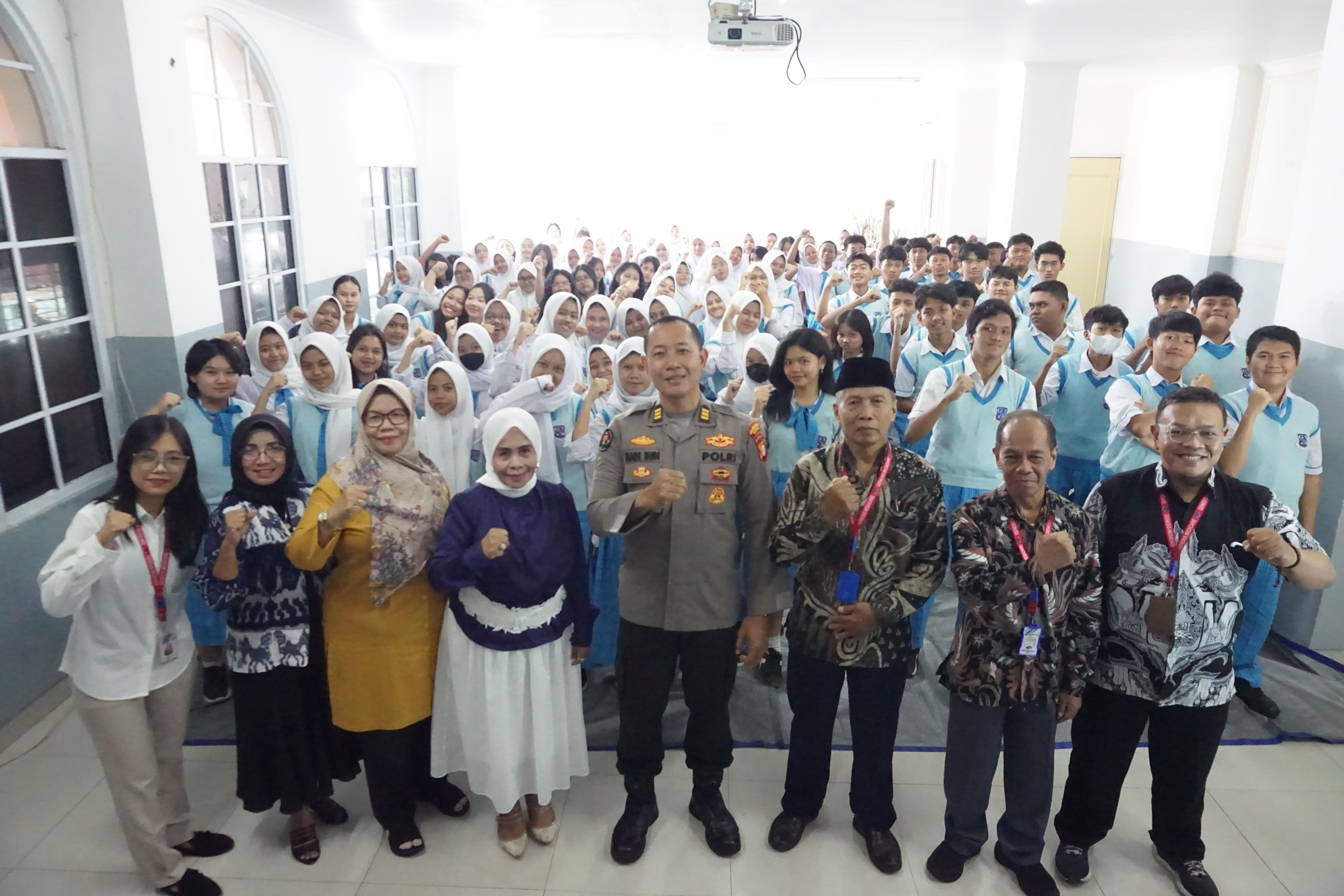 Kasi Humas Polres Metro Depok, AKP Made Budi saat memberikan materi pada kegiatan Parents Teaching Day di SMA Genesis Medicare, Kamis 11 Desember 2025.