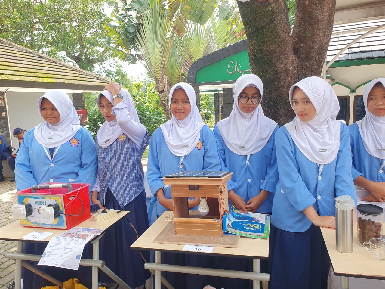 Pelajar SMPN 1 Sukajaya memamerkan alat Cahaya Mandiri, solusi pengisian daya saat listrik padam di GID 2025, Cibinong, Kabupaten Bogor, Kamis 11 Desember 2025.