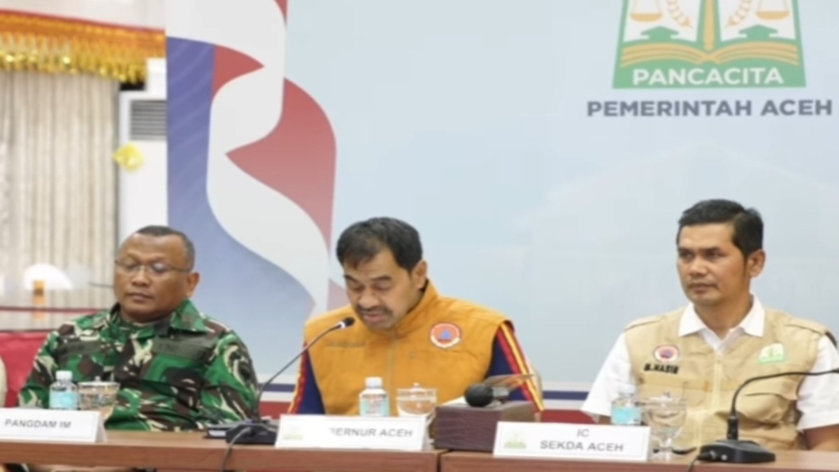 Gubernur Aceh Muzakir Manaf bersama Sekda Aceh dan Pangdam IM saat mengumumkan perpanjangan status darurat bencana hidrometeorologi.