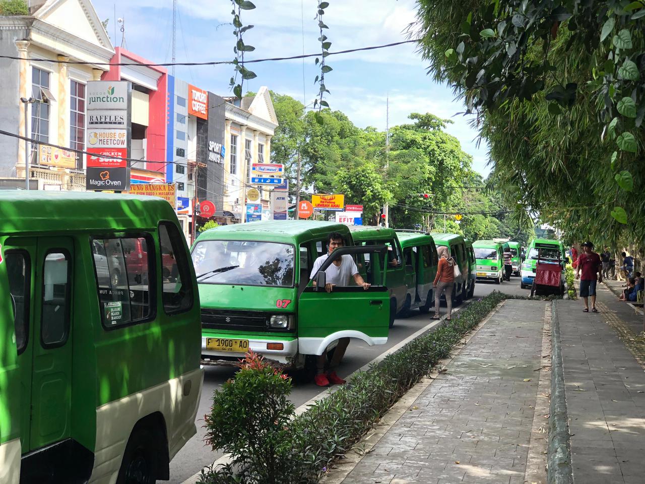 Angkot yang tengah melintas di Jalan Jendral Soedirman, Kota Bogor.