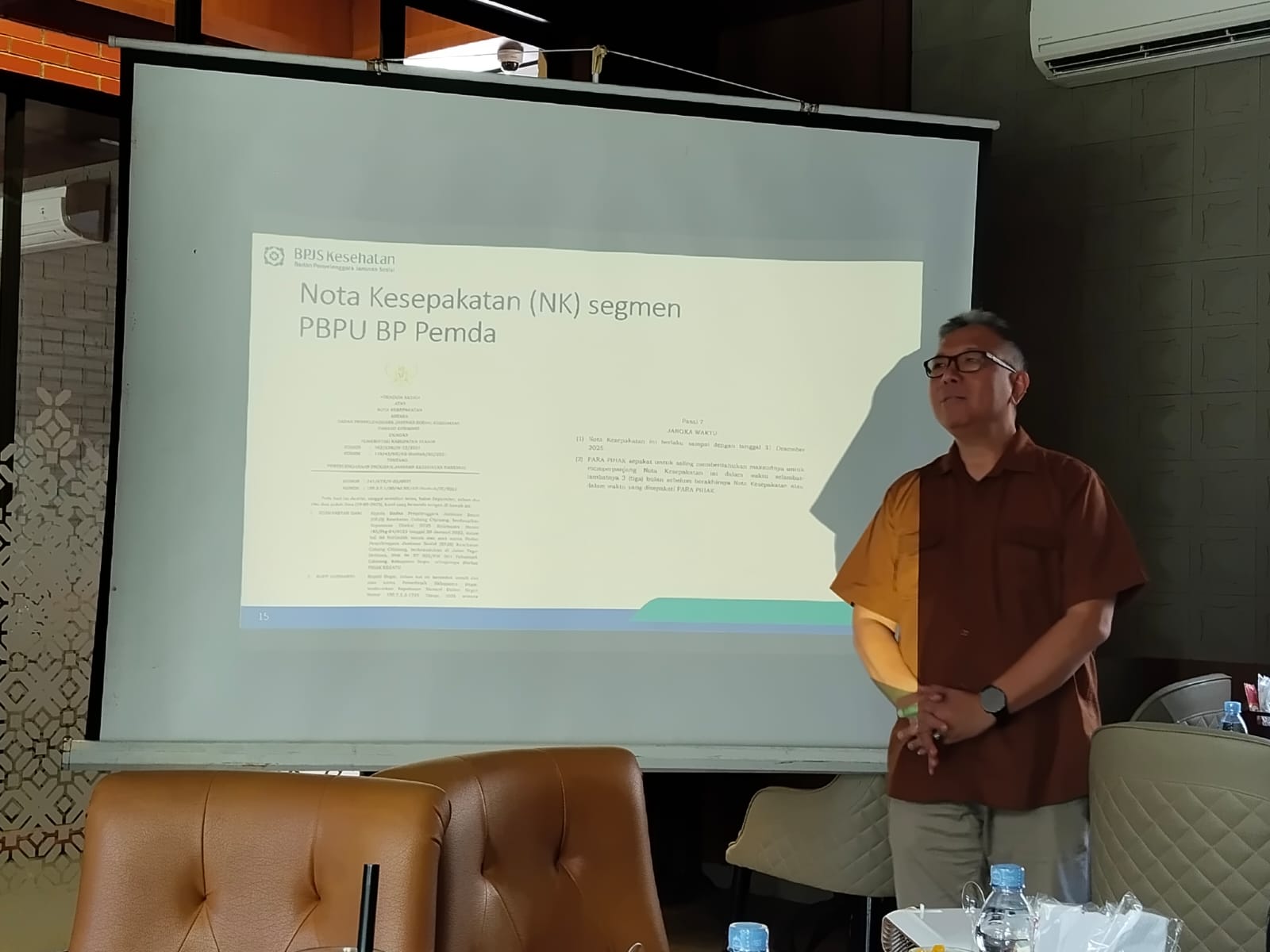 Kepala BPJS Kesehatan Cabang Cibinong, M Ichwansyah Gani, saat menyampaikan perkembangan capaian Program JKN pada Media Gathering yang berlangsung, Jumat 12 Desember 2025.