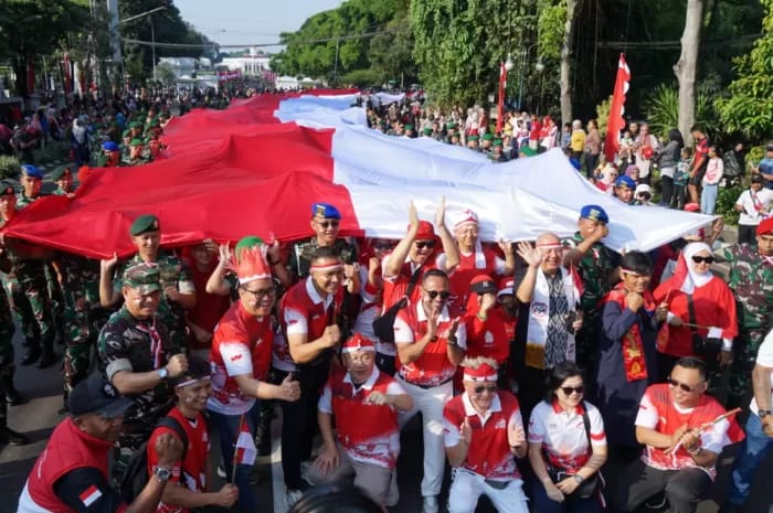 Suasana kirab bendera merah putih dalam rangkaian Festival Merah Putih Minggu, 10 Agustus 2025 lalu.