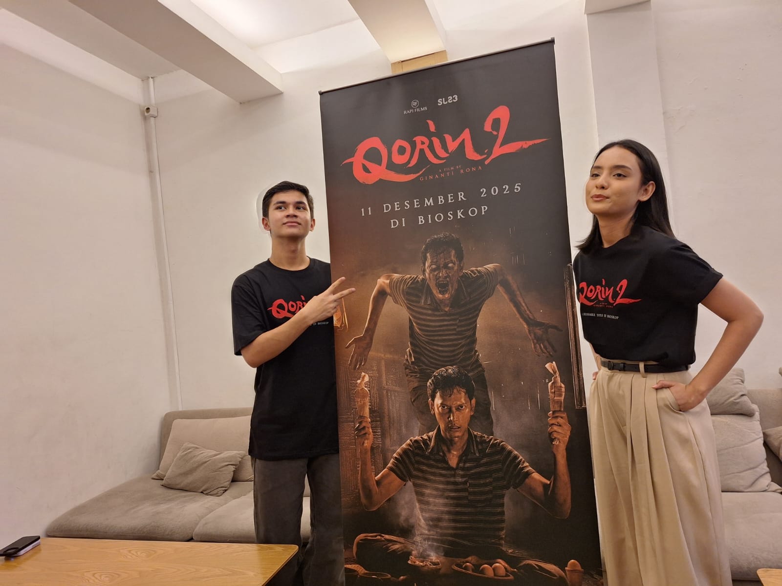KUNJUNGAN: Dua bintang muda film Qorin 2, Wavi Zihan dan Muzakki Ramdhan, saat menjawab pertanyaan wartawan.